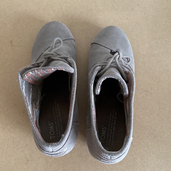 Toms Tan Wedges. Size 8 - Picture 6 of 10